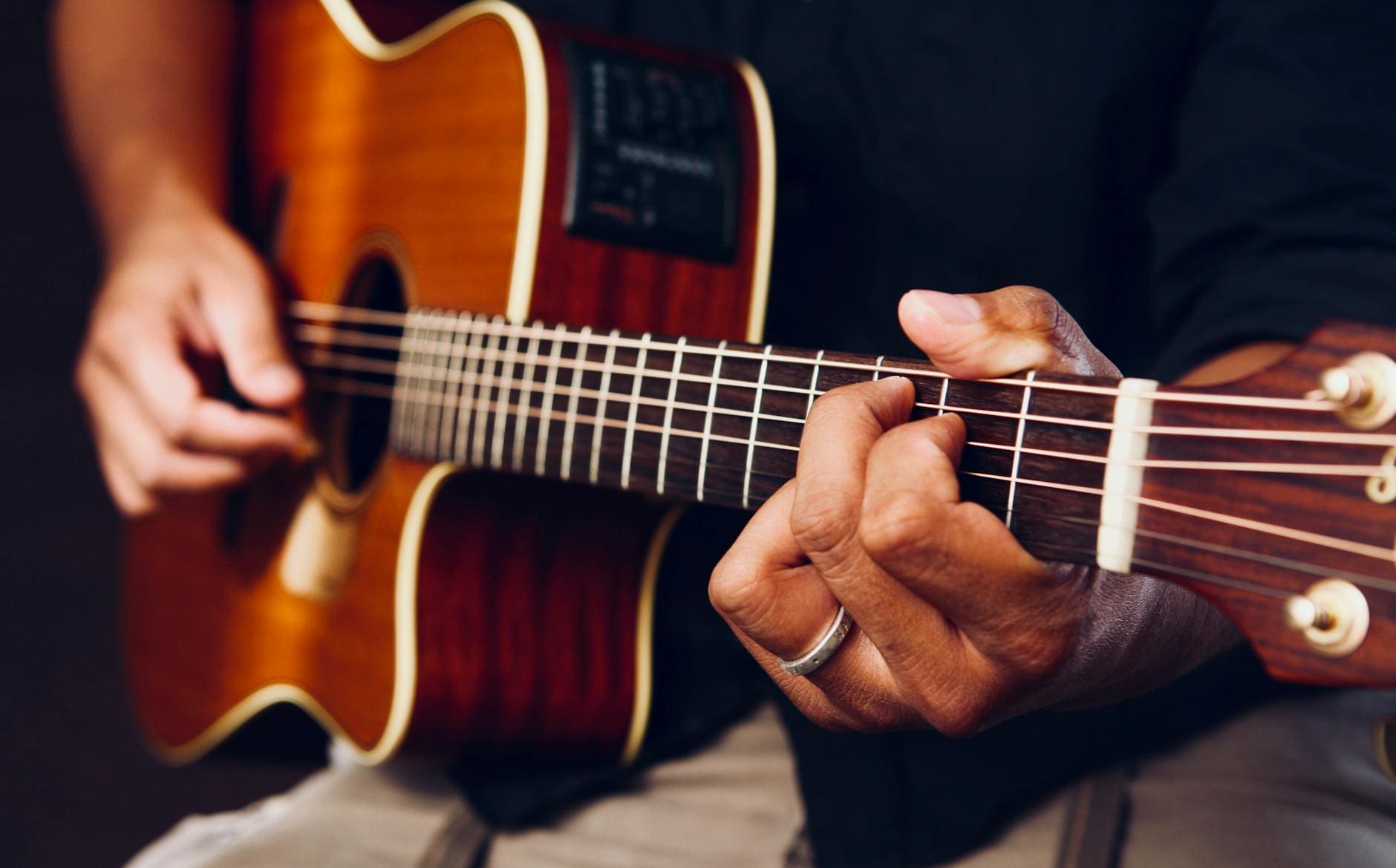 Blending Fingerstyle and Strumming for Emotional Impact