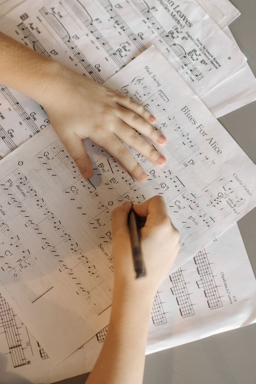 10 Common Chord Progressions Every Guitarist and Songwriter Should Know