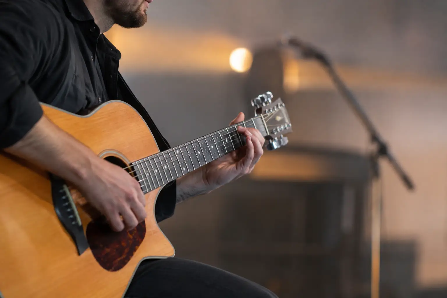 When Should Guitar Play Fills in Worship?
